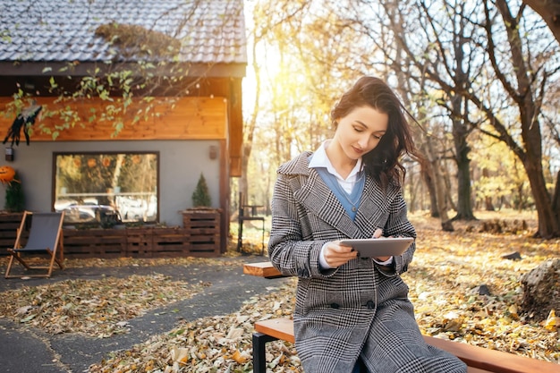 Propriétaire de petite entreprise employé de bureau femme à l'extérieur tenir tablette chat collègue surfer sur internet