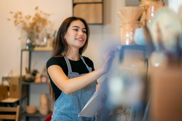 Propriétaire d'une petite entreprise Jeunes créateurs de poterie