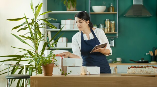 Photo propriétaire de petite entreprise réussie prépare une commande client