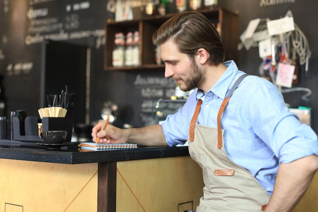 Propriétaire de petite entreprise travaillant dans son café.