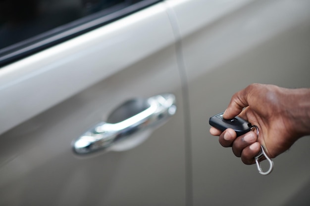 Propriétaire de voiture à l'aide de la clé électronique