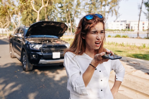 Propriétaire de voiture enregistrant un message vocal