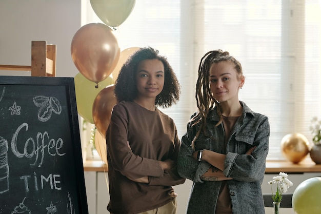 Photo les propriétaires du café attendent de nouveaux invités.