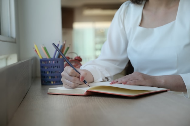 Les propriétaires d'entreprise prennent des notes pour Gérer les rendez-vous afin de travailler dans le bureau.