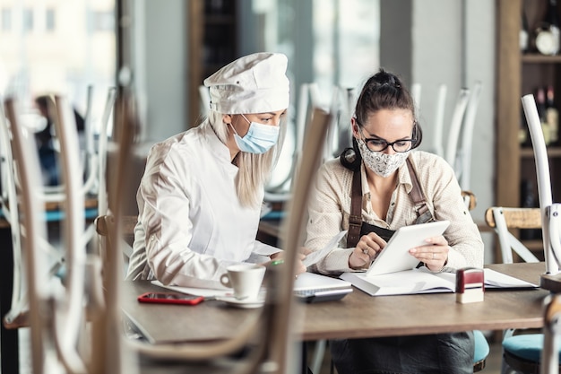 Les propriétaires d'entreprises de restauration calculent les pertes par rapport à la fermeture forcée pendant la pandémie.