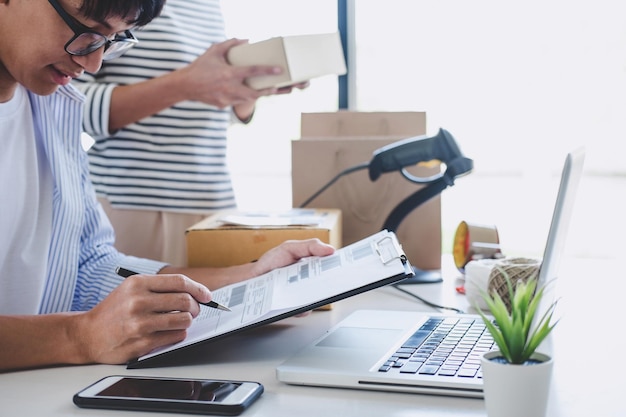 Photo propriétaires travaillant au bureau