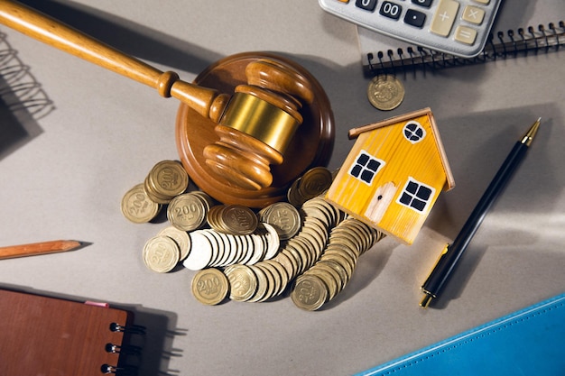Propriété immobilière, modèle de maison avec pièces de monnaie et juge
