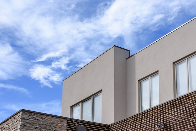 Propriété résidentielle moderne sur fond de ciel bleu.