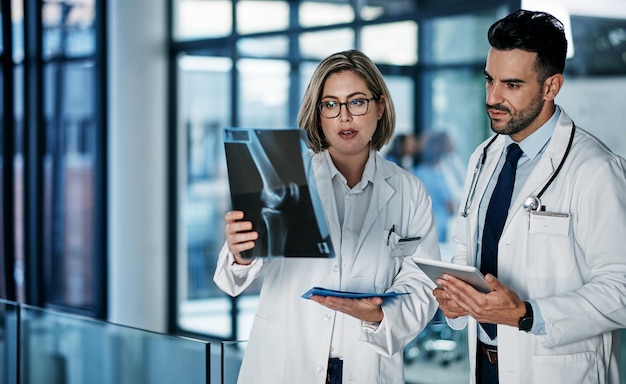 Les pros de la santé osseuse Photo de deux médecins discutant des résultats d'une radiographie dans un hôpital