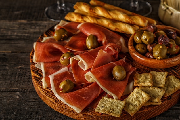 Prosciutto, cracker, bâtonnets de pain au vin rouge.