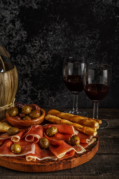 Prosciutto, cracker, bâtonnets de pain au vin rouge.