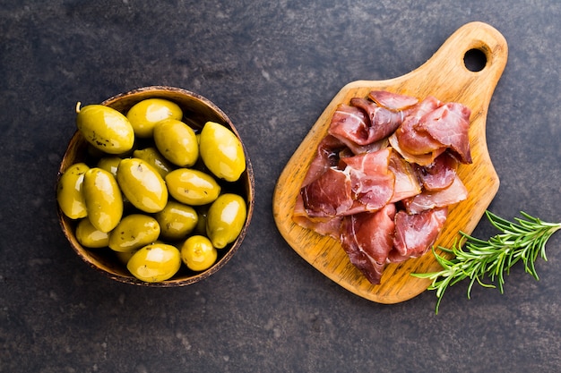 Prosciutto crudo italien ou jambon aux épices, olive, romarin. Jambon cru.