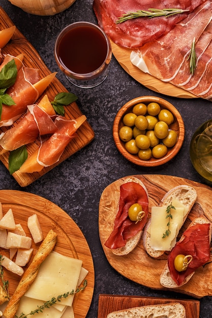 Prosciutto, fromage et olives sur des planches en bois