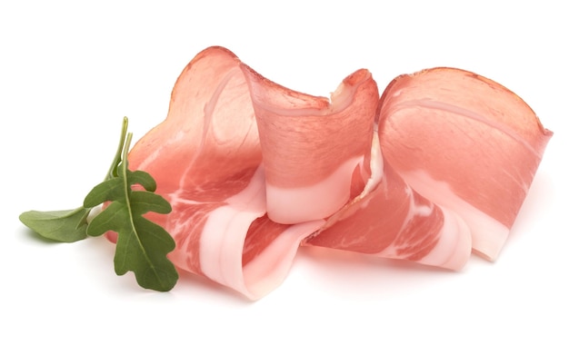 Prosciutto italien crudo ou jamon jambon cru isolé sur fond blanc