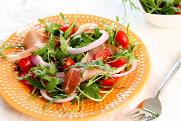 Prosciutto avec salade de roquette