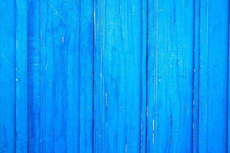 Photo la protection en bois sur tout le fond, est peinte en bleu clair. vieille peinture bleue craquelée sur le parquet.