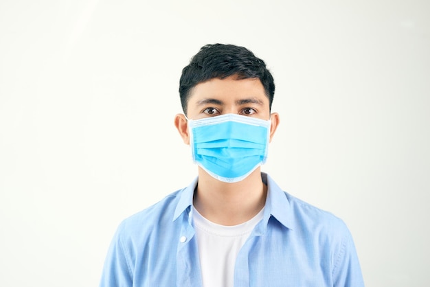 Protection contre le coronavirus des maladies contagieuses Homme portant un masque hygiénique pour prévenir l'infection des maladies respiratoires aéroportées telles que la grippe 2019nCoV prise de vue en studio en intérieur isolée sur fond blanc