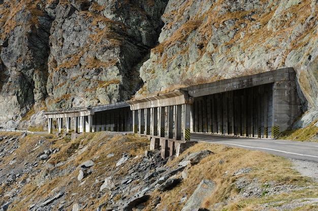 Protection contre les glissements de terrain sur une route roumaine