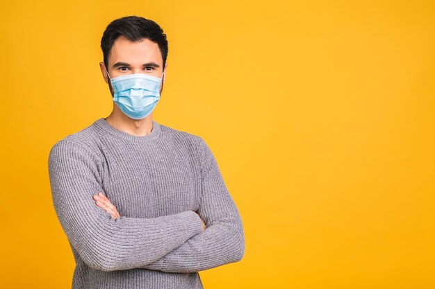 Protection contre les maladies contagieuses, coronavirus, covid-19. Homme portant un masque hygiénique pour prévenir l'infection