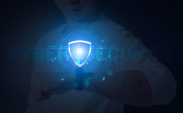 Protection des données ou du réseau homme d'affaires presse bouclier icône virus cyber sécurité crime par hacker