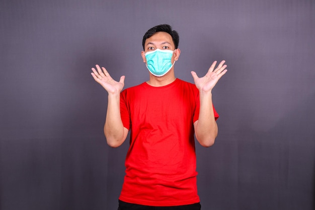 Protection efficace contre le coronavirus. Homme asiatique portant un masque hygiénique pour prévenir l'infection