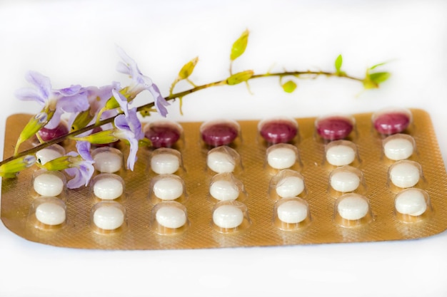 Protection des pilules contraceptives pour femme sur blanc