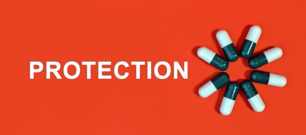 PROTECTION - texte blanc sur fond rouge avec capsules de pilules