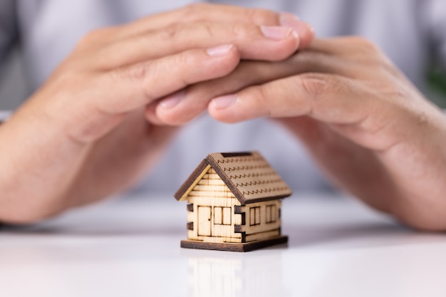 Protéger les mains sur la maison, la sécurité à domicile et le concept d'assurance