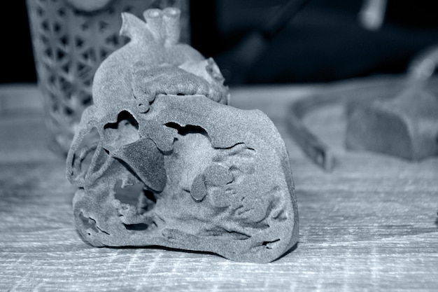 Prototype de cœur humain et d'objets d'art imprimés sur une imprimante d multi jet fusion mjf powder d printer