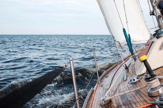 Proue de bateau naviguant dans la mer Méditerranée bleue en vacances d'été