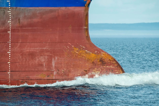 Photo proue du navire dans la mer d'un bleu profond