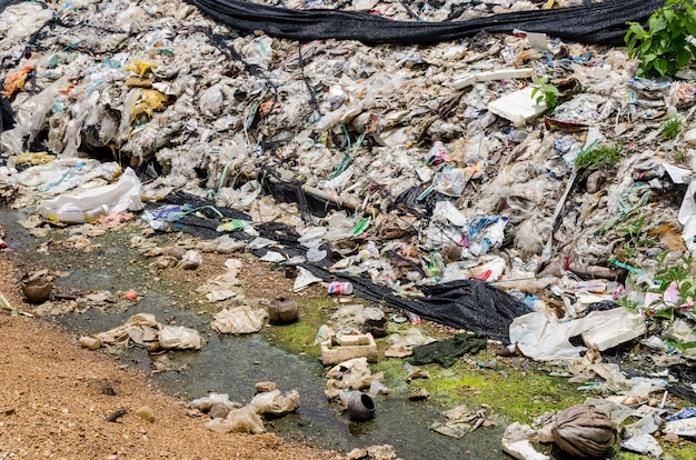 Photo province de phetchabun, thalande-28 juillet : image floue des déchets et des eaux usées dans une décharge à ciel ouvert. dépotoir de la province de phetchabun le 28 juillet 2016