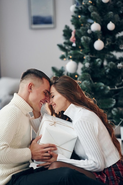 Proximité des gens Jeune couple romantique célèbre le Nouvel An ensemble à l'intérieur