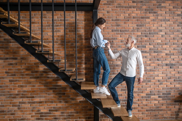 Proximité. Un homme et une femme debout dans les escaliers et se regardant