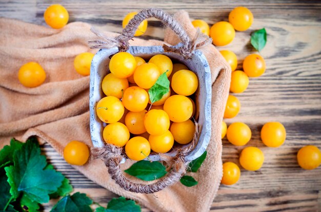 Prune cerise fraîche jaune sur la table