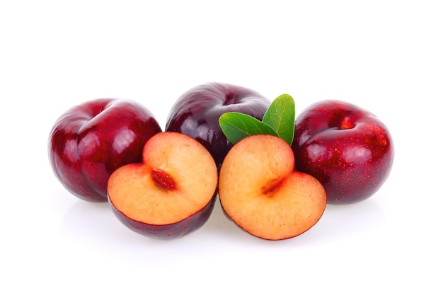 Prune cerise rouge sur fond blanc