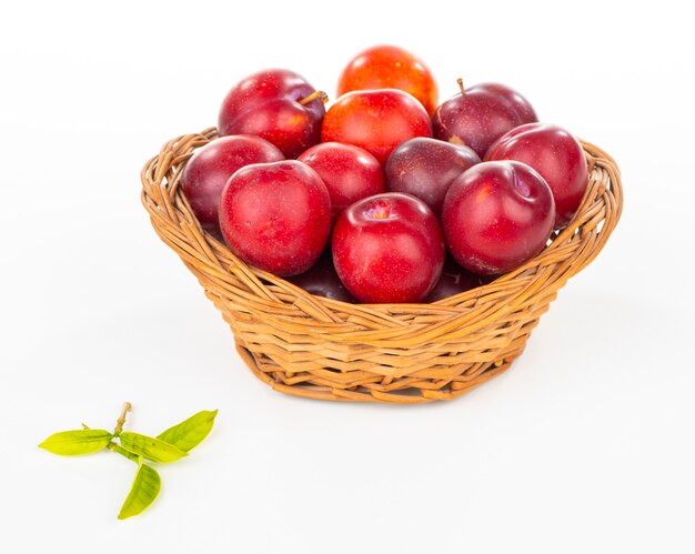 prune cerise rouge sur fond blanc