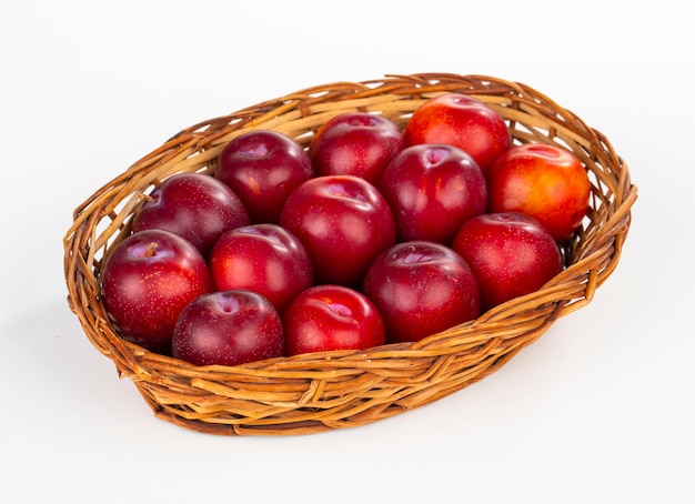 prune cerise rouge sur fond blanc