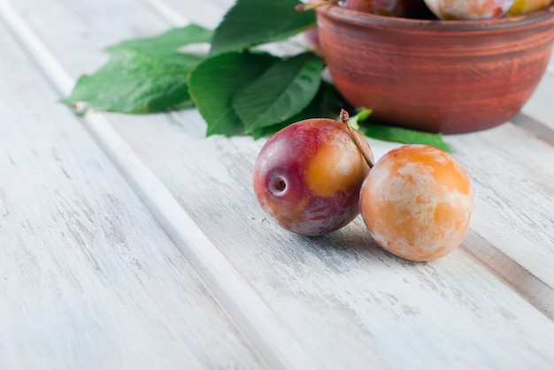 Prune fraîche dispersée sur une table en bois