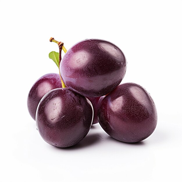 Photo prune de jambolan ou de java avec une feuille verte sur fond blanc