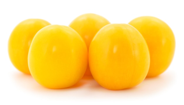 Prune jaune isolé