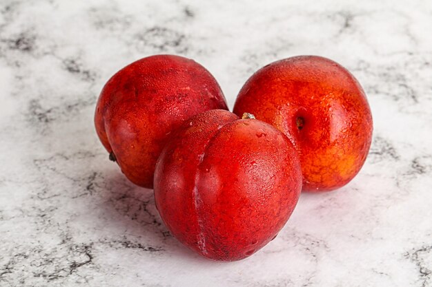 Photo prune rouge douce et juteuse mûre