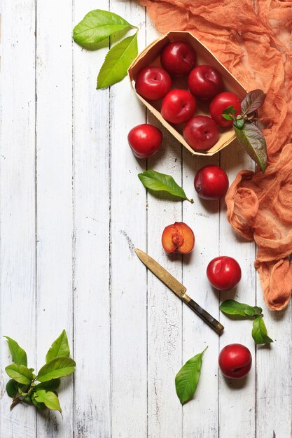 Prune rouge fraîche dans un panier.