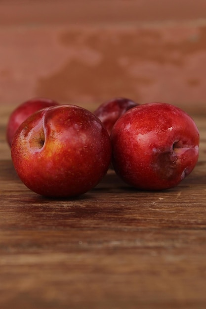 Prune rouge sur parquet