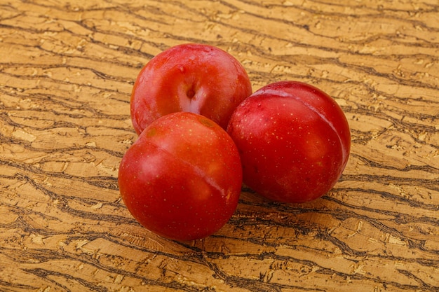 Prune rouge savoureuse sucrée mûre