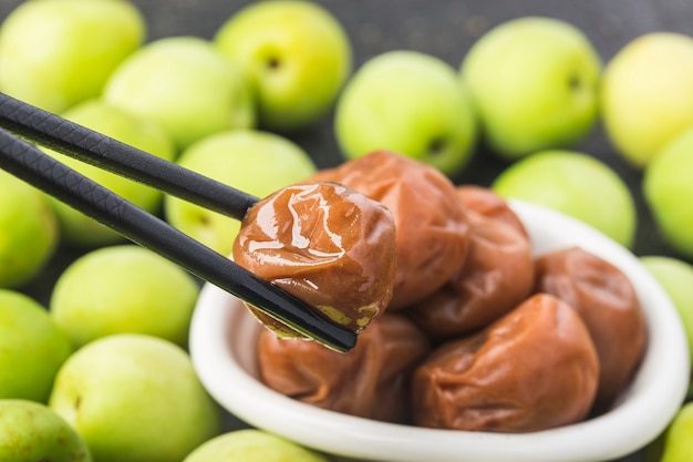 Prune verte fraîche et prune verte confite