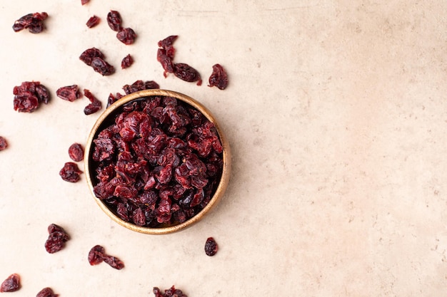 Pruneaux aux canneberges aux fruits secs sains dans un bol en bois vue de dessus flatlay