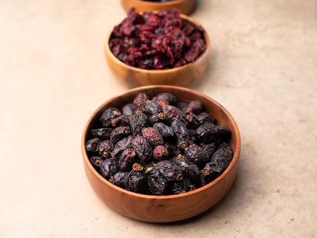 Pruneaux aux canneberges aux fruits secs sains dans un bol en bois vue de dessus flatlay