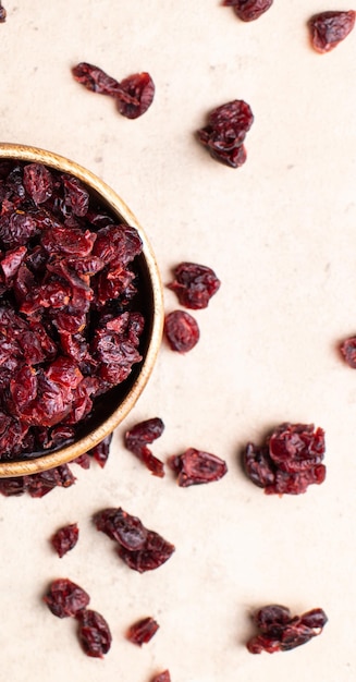 Pruneaux aux canneberges aux fruits secs sains dans un bol en bois vue de dessus flatlay