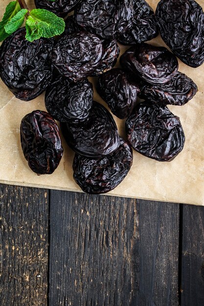 pruneaux, prunes séchées